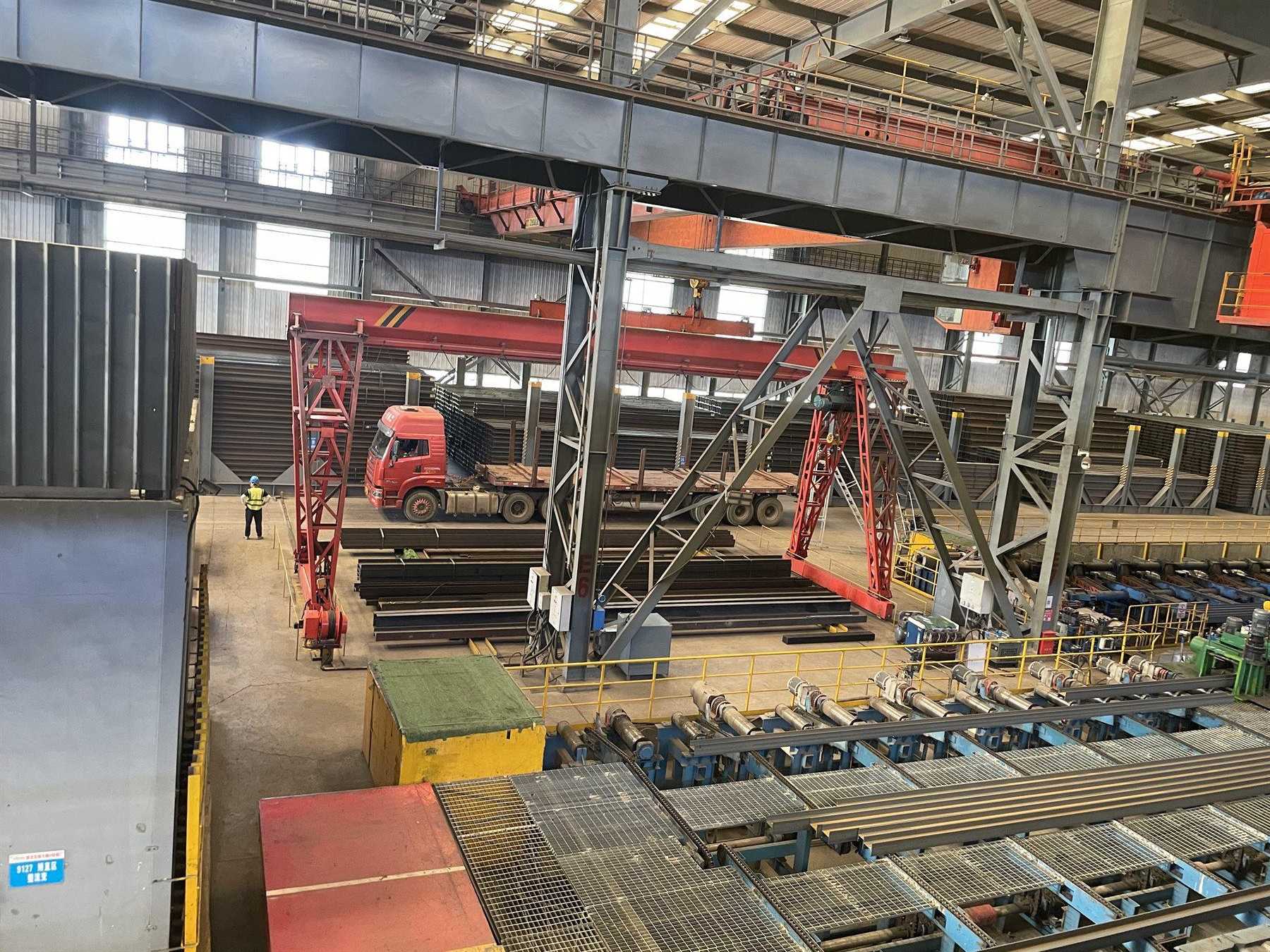 Steel processing and loading line in a workshop